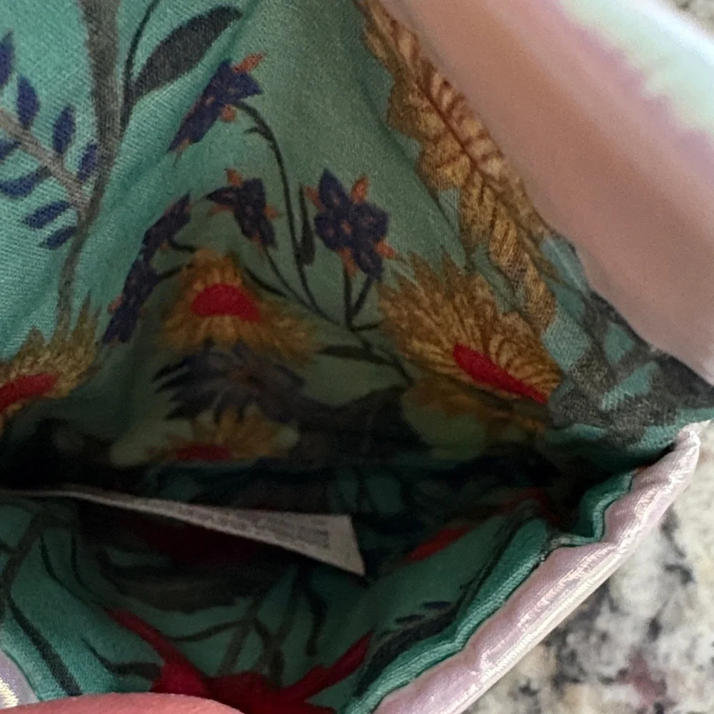 Gucci Beauty Pouch with Heart Mirror - White and Pink - Picture 6 of 8